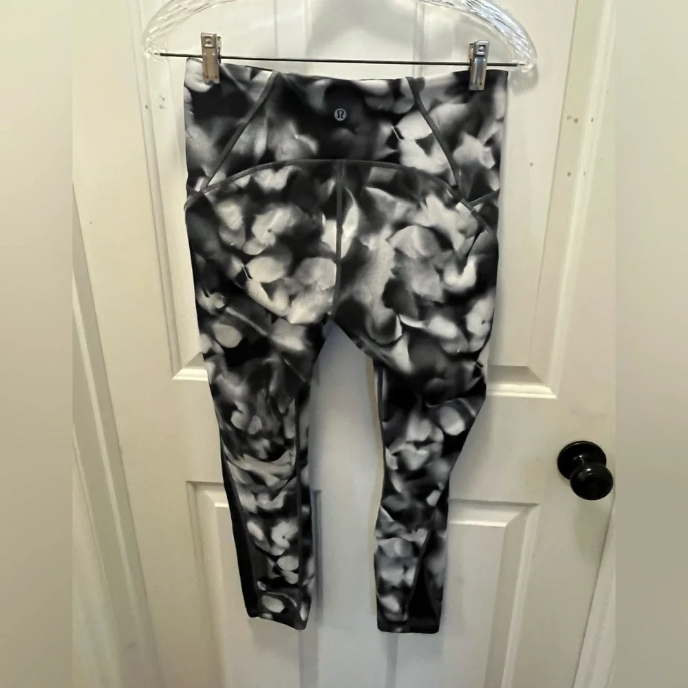 🍋LIKE NEW Lululemon Train Times 25” - Blush Blossom Alpine White Black - Sz 8 - Picture 3 of 15